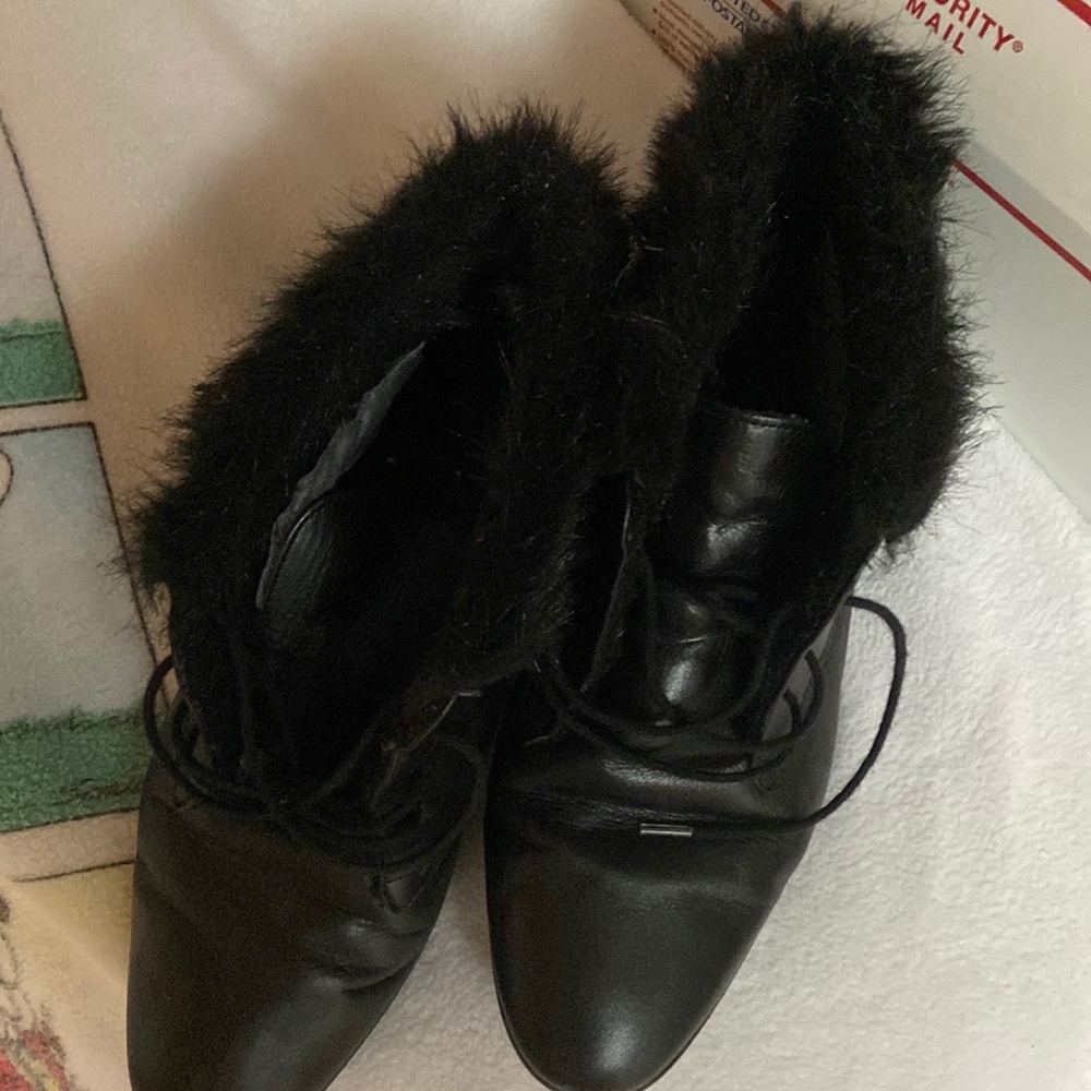 Oswald black shoes Australia size is 5/12 which equals 8.75 inches US.